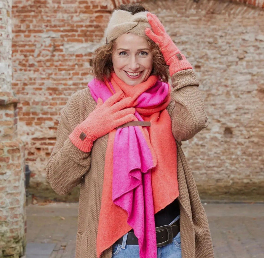Strickschal mit Lederband