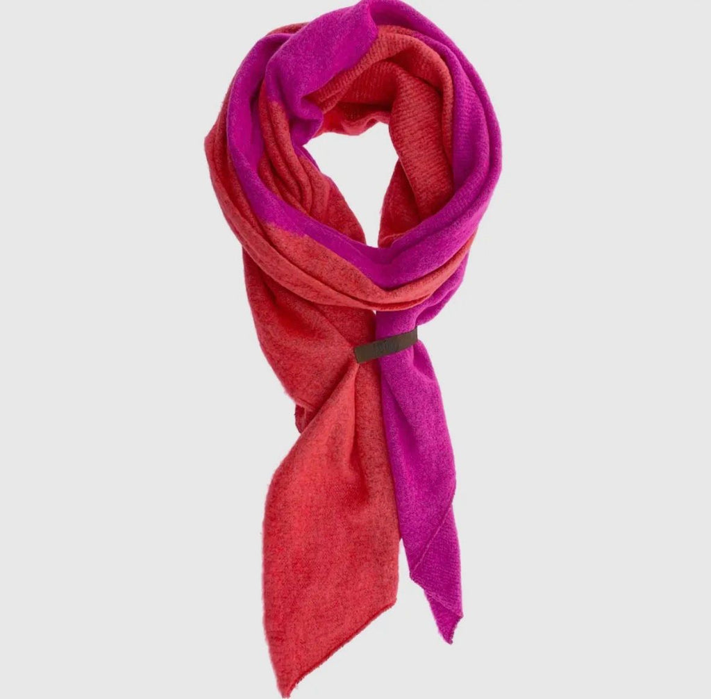 Strickschal mit Lederband