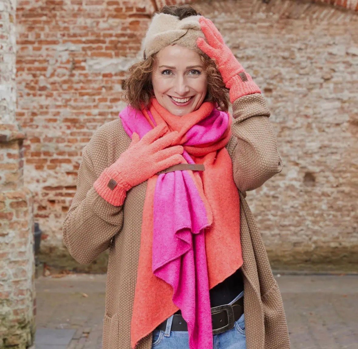 Strickschal mit Lederband